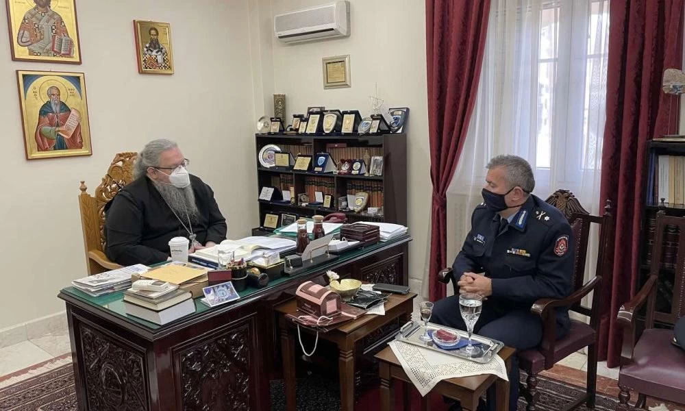 Ο Διοικητής Πυροσβεστικών Υπηρεσιών Θεσσαλίας στον Μητροπολίτη Λαρίσης